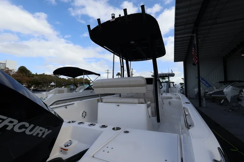 Slide: The Image of Boston Whaler 220 Dauntless 2026 - 5