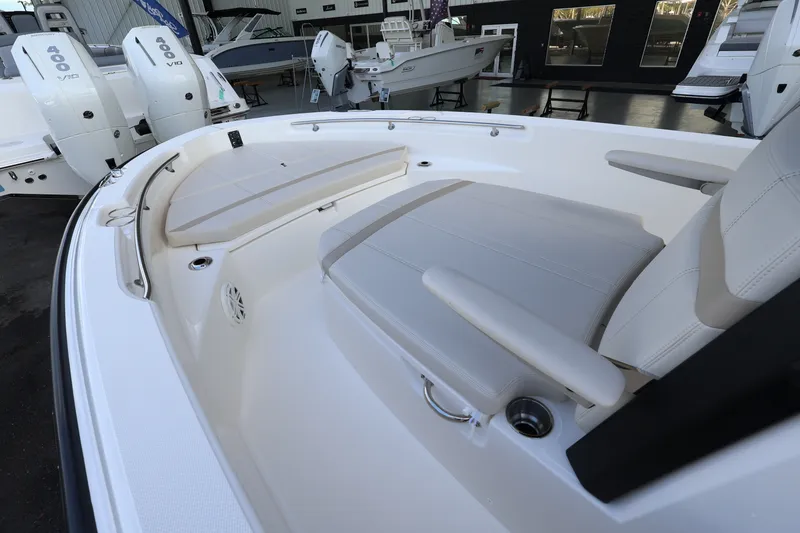 Slide: The Image of Boston Whaler 220 Dauntless 2026 - 18