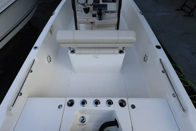 Slide: The Image of Boston Whaler 220 Dauntless 2026 - 6