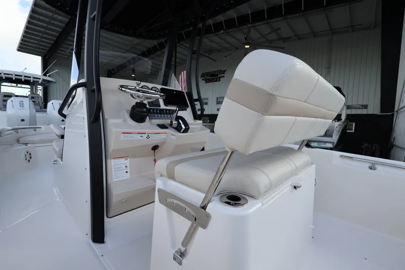 Slide: The Image of Boston Whaler 220 Dauntless 2026 - 8
