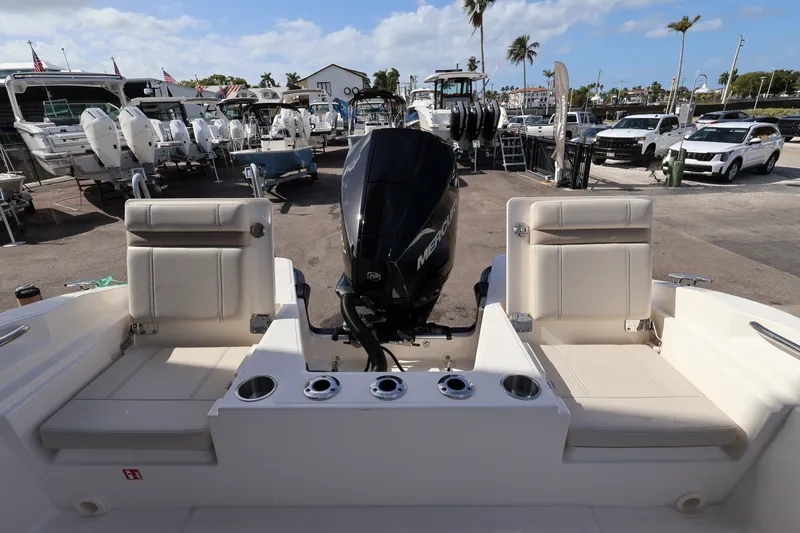 Slide: The Image of Boston Whaler 220 Dauntless 2026 - 9