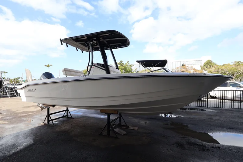 The Image of Boston Whaler 220 Dauntless 2026 - 0