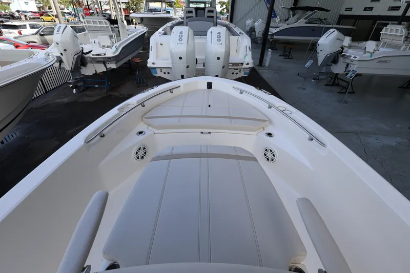 Slide: The Image of Boston Whaler 220 Dauntless 2026 - 17