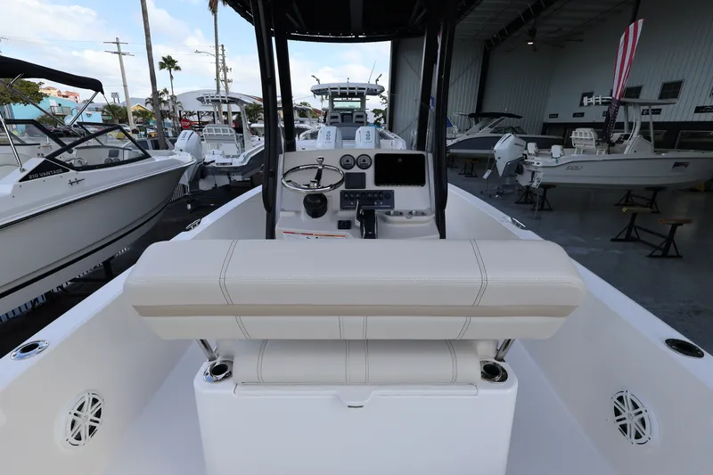 Slide: The Image of Boston Whaler 220 Dauntless 2026 - 7