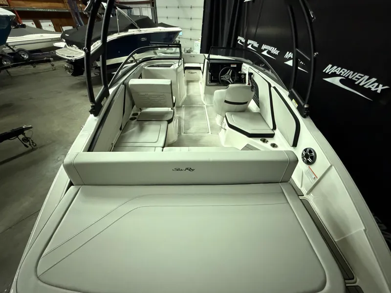 Slide: The Image of Sea Ray SPX 210 2026 - 10