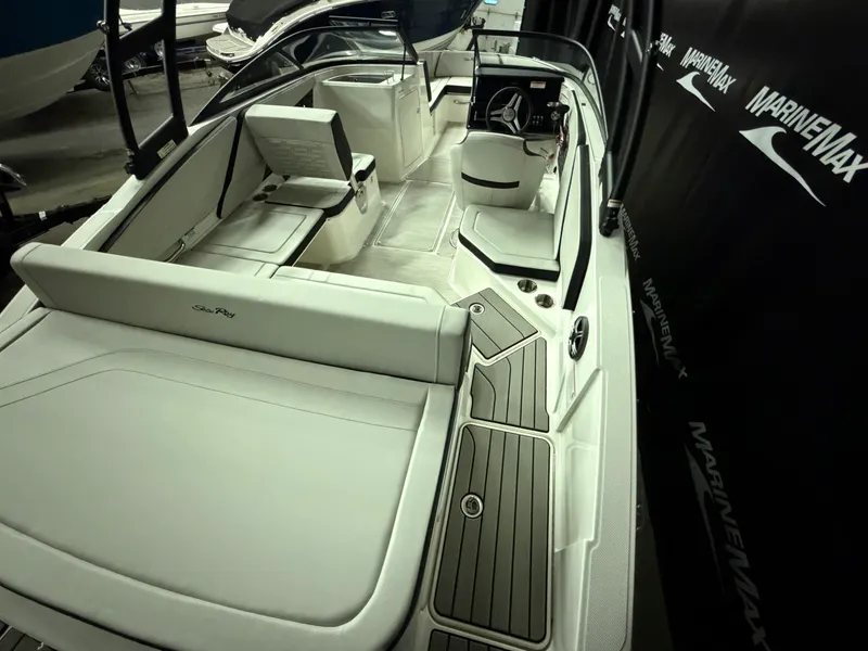 Slide: The Image of Sea Ray SPX 210 2026 - 11