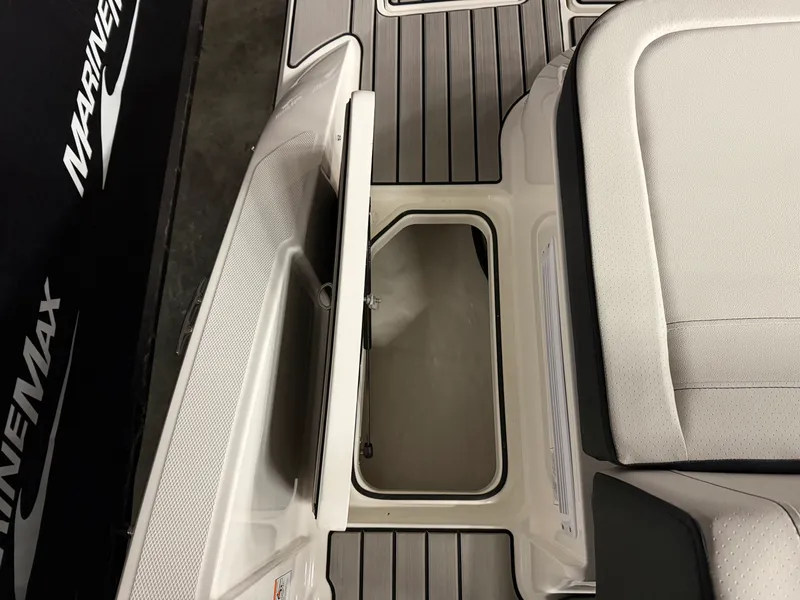 Slide: The Image of Sea Ray SPX 210 2026 - 12