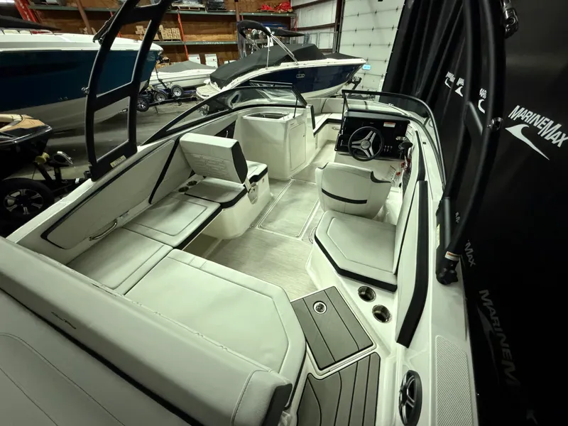 Slide: The Image of Sea Ray SPX 210 2026 - 14