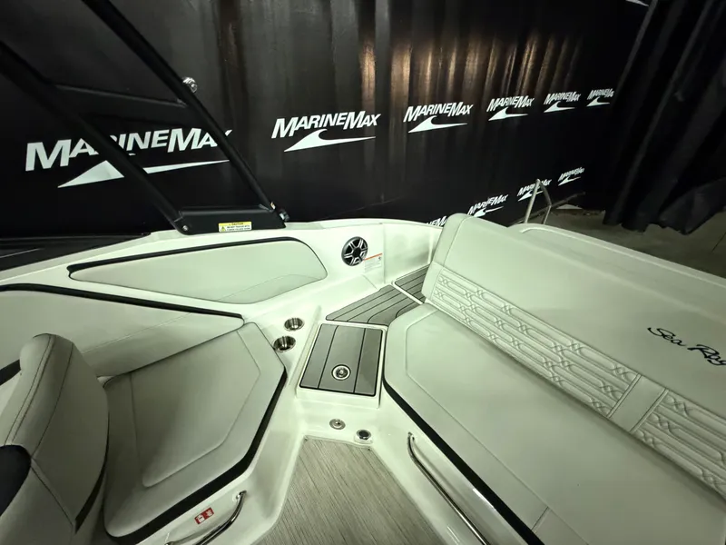 Slide: The Image of Sea Ray SPX 210 2026 - 15