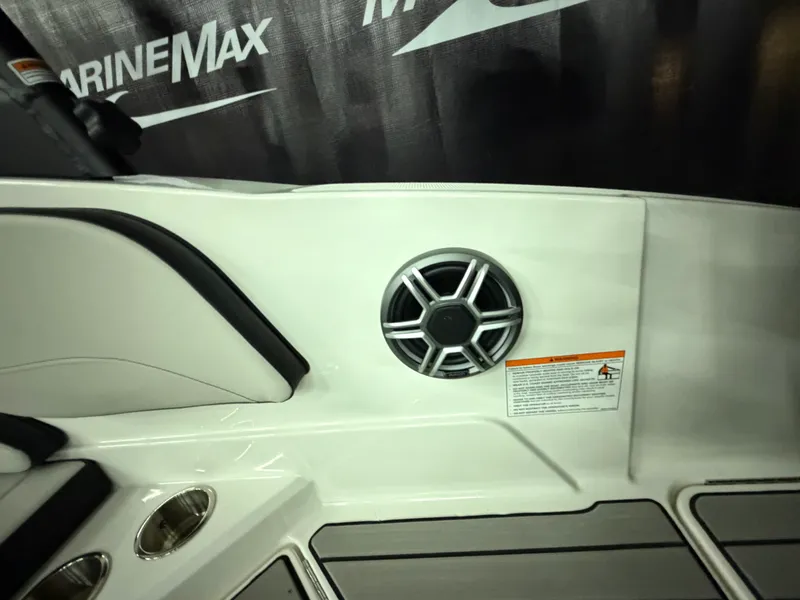 Slide: The Image of Sea Ray SPX 210 2026 - 16