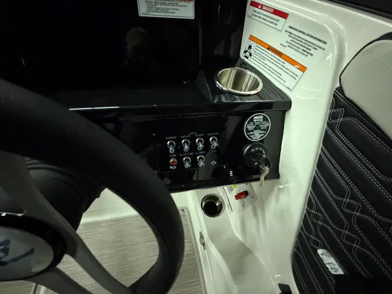 Slide: The Image of Sea Ray SPX 210 2026 - 23