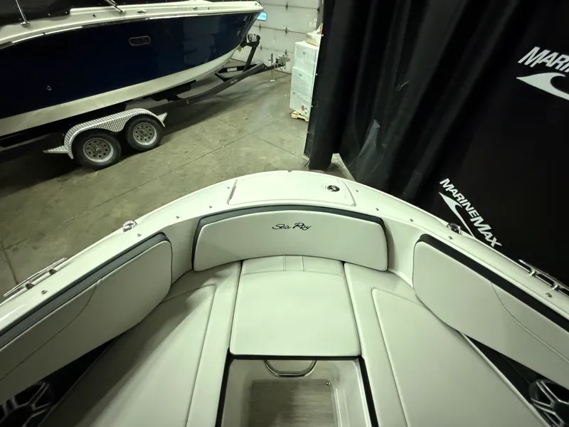 Slide: The Image of Sea Ray SPX 210 2026 - 28