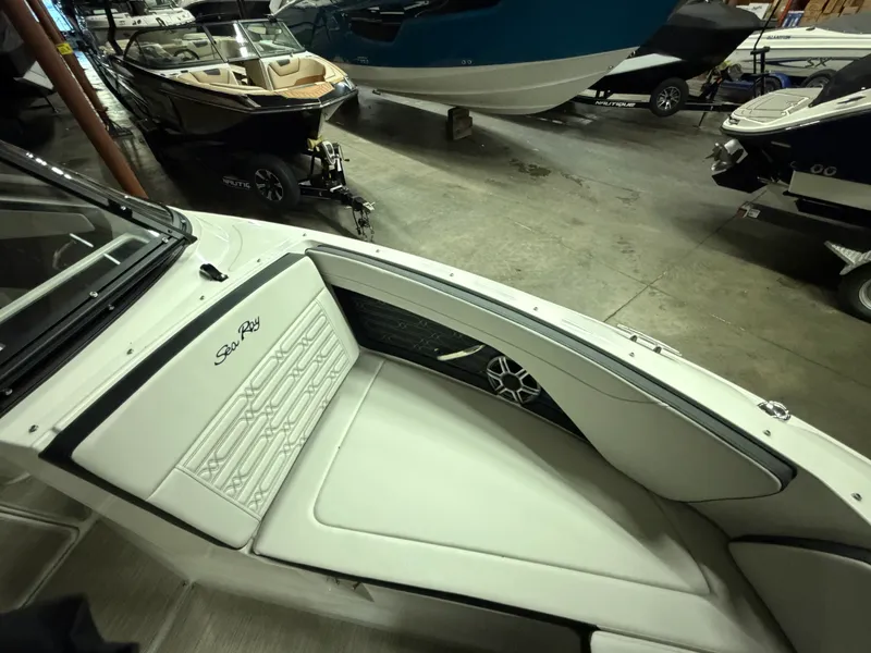 Slide: The Image of Sea Ray SPX 210 2026 - 29