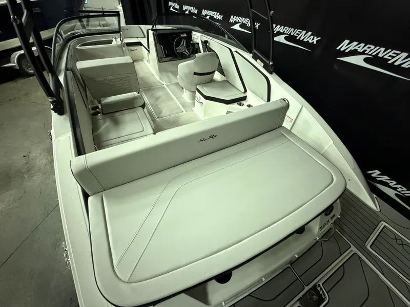 Slide: The Image of Sea Ray SPX 210 2026 - 9