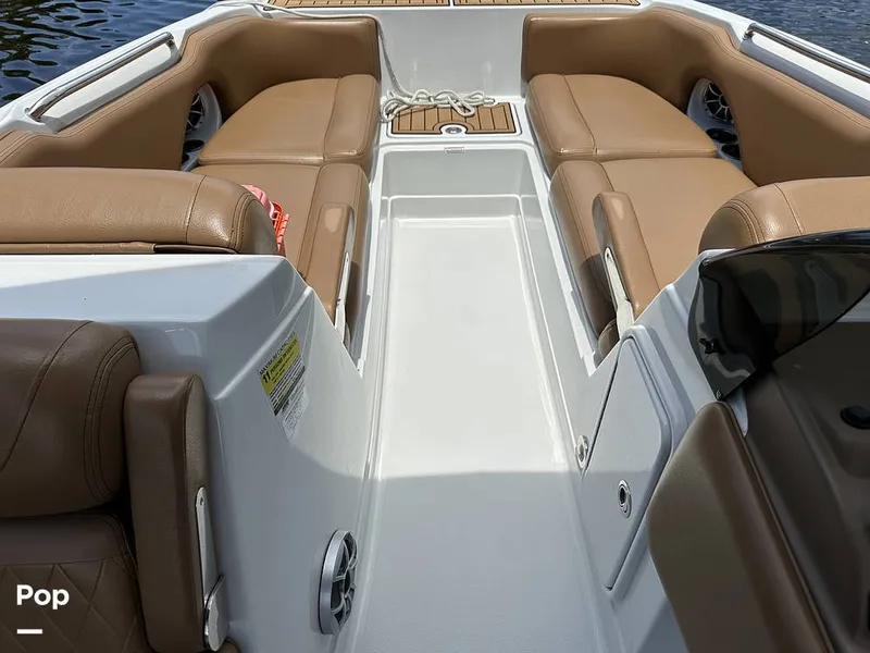 Slide: The Image of Crownline Boats E225 XS 2023 - 14409635