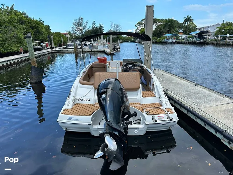 Slide: The Image of Crownline Boats E225 XS 2023 - 14409646