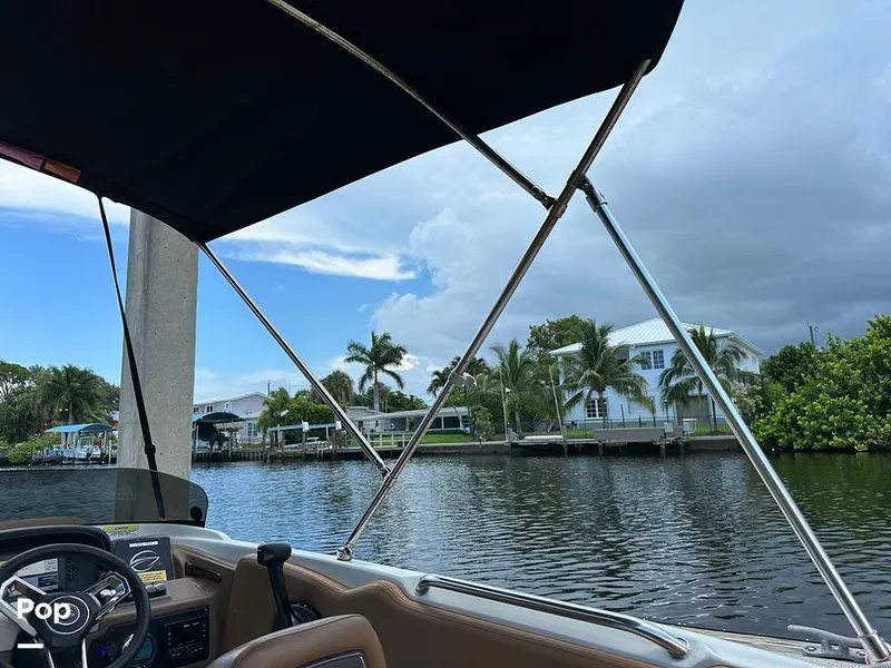 Slide: The Image of Crownline Boats E225 XS 2023 - 14409826