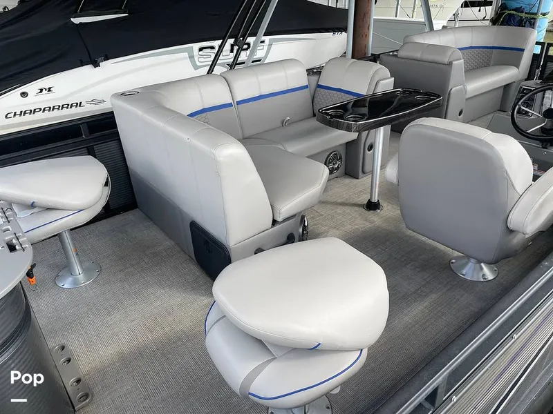 Slide: The Image of Qwest E-Class L 820 2023 - 14177458