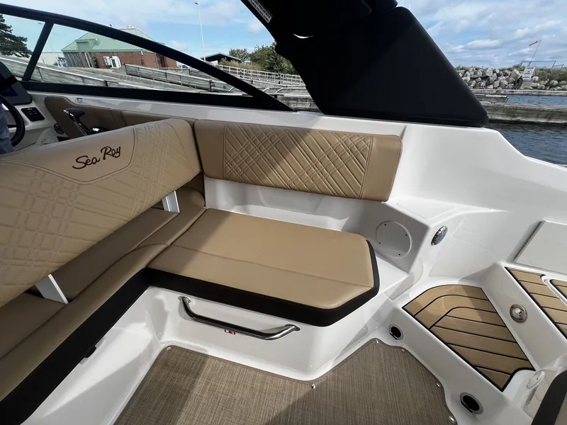 Slide: The Image of Sea Ray SDX 250 2026 - 7