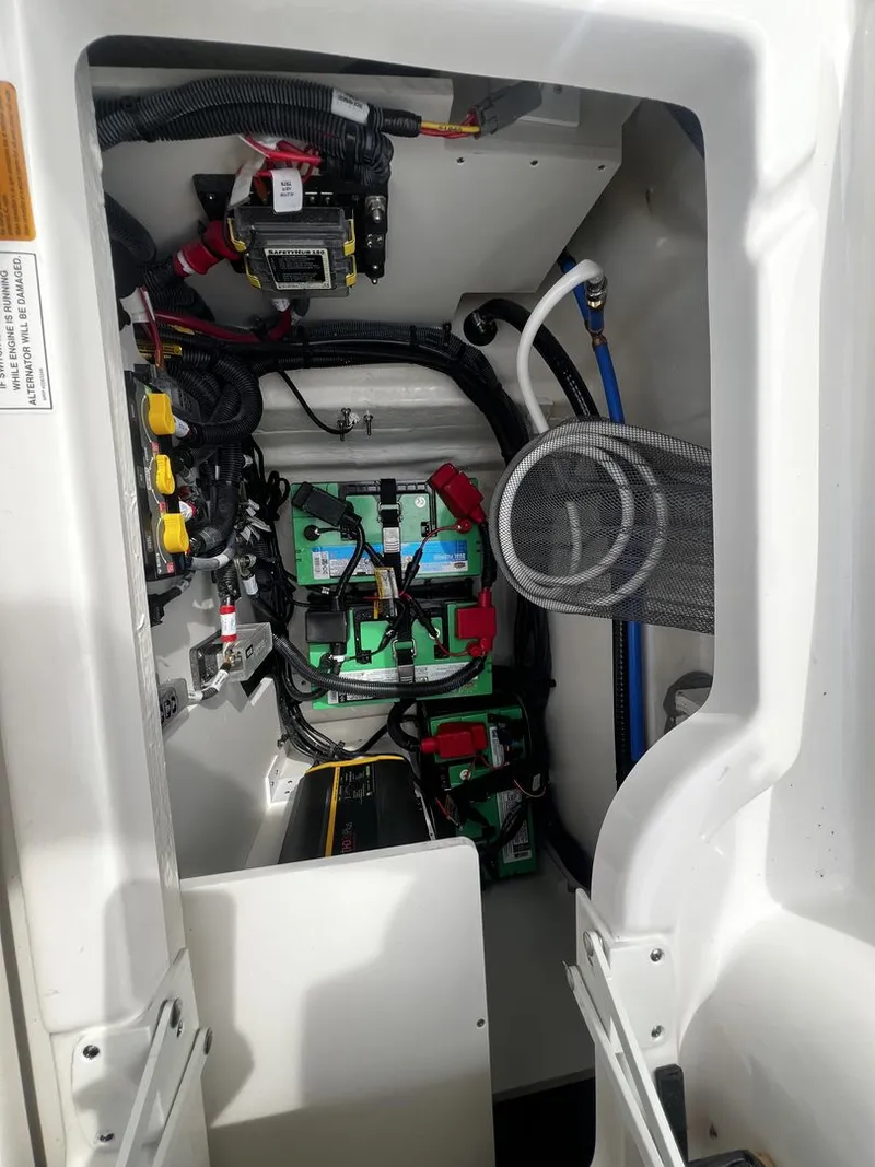 Slide: The Image of Sea Ray SDX 250 2026 - 22
