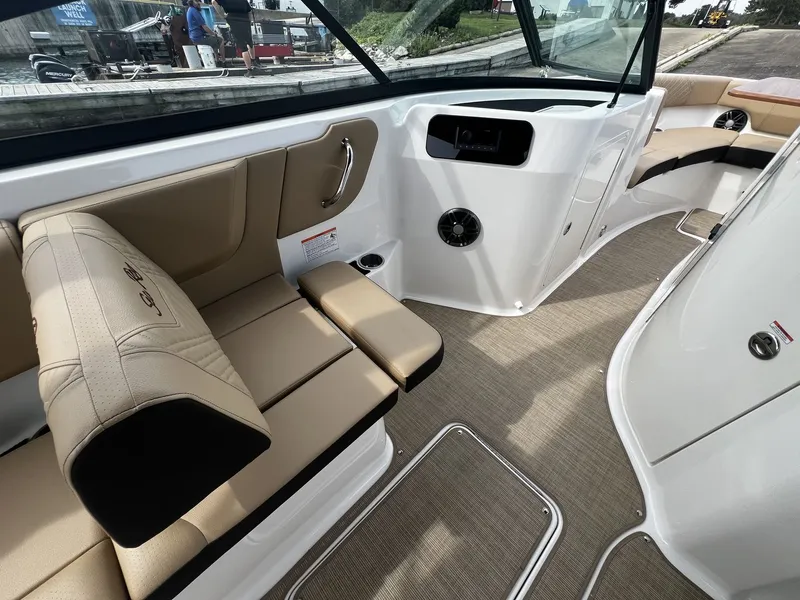 Slide: The Image of Sea Ray SDX 250 2026 - 12