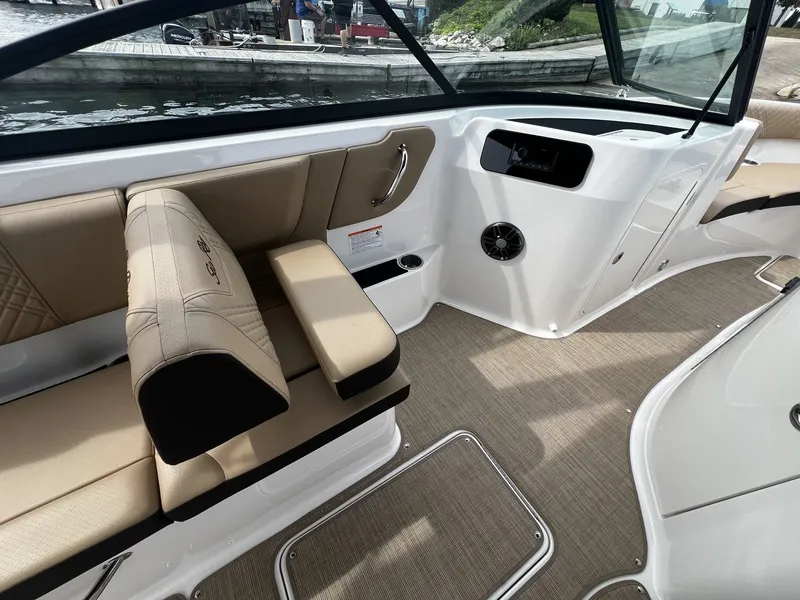Slide: The Image of Sea Ray SDX 250 2026 - 11