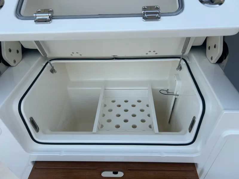 Slide: The Image of Boston Whaler 350 Realm 2026 - 15