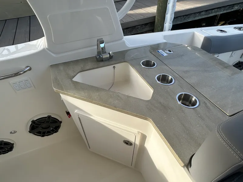 Slide: The Image of Boston Whaler 350 Realm 2026 - 18