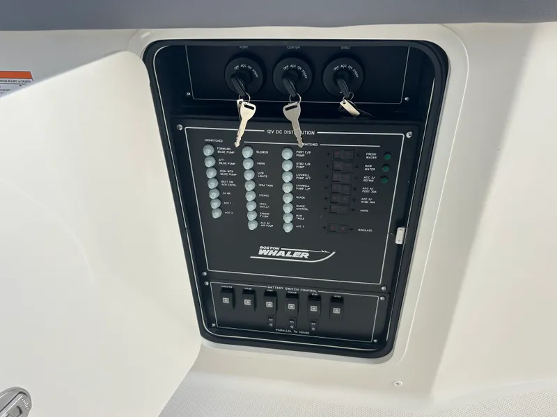 Slide: The Image of Boston Whaler 350 Realm 2026 - 25