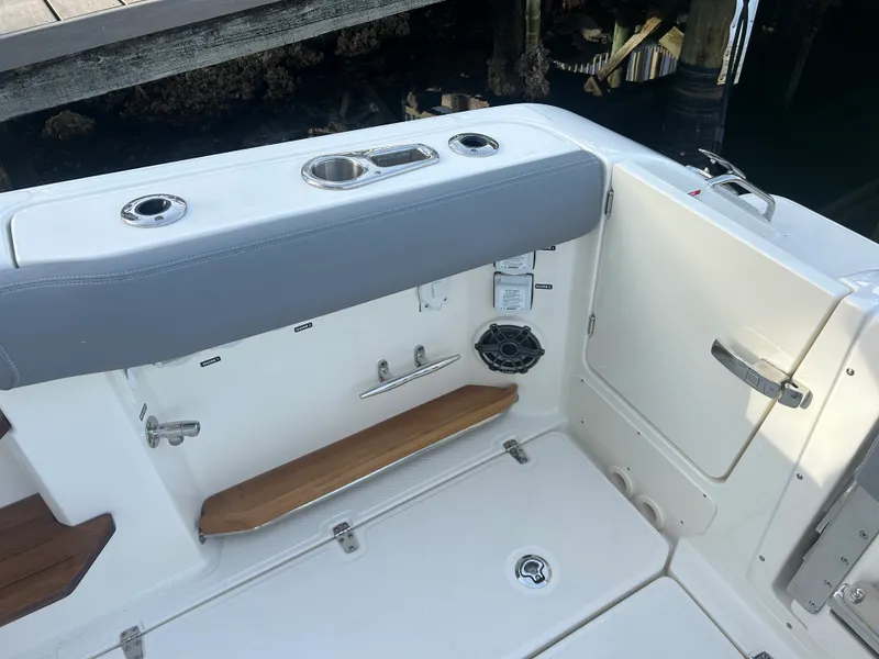 Slide: The Image of Boston Whaler 350 Realm 2026 - 9