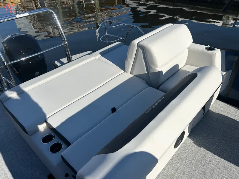 Slide: The Image of Harris Cruiser 230 2026 - 11
