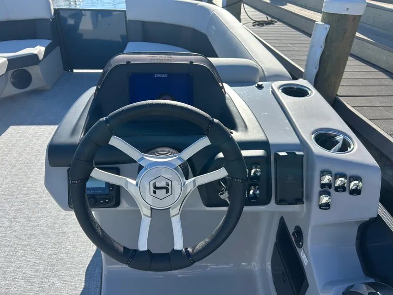 Slide: The Image of Harris Cruiser 230 2026 - 12