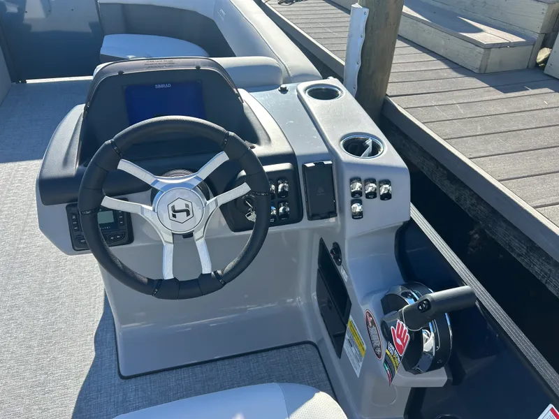 Slide: The Image of Harris Cruiser 230 2026 - 13