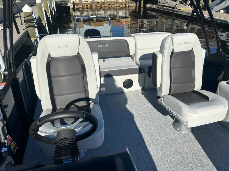 Slide: The Image of Harris Cruiser 230 2026 - 15