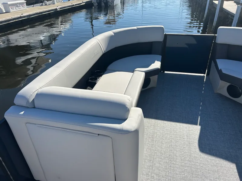 Slide: The Image of Harris Cruiser 230 2026 - 16