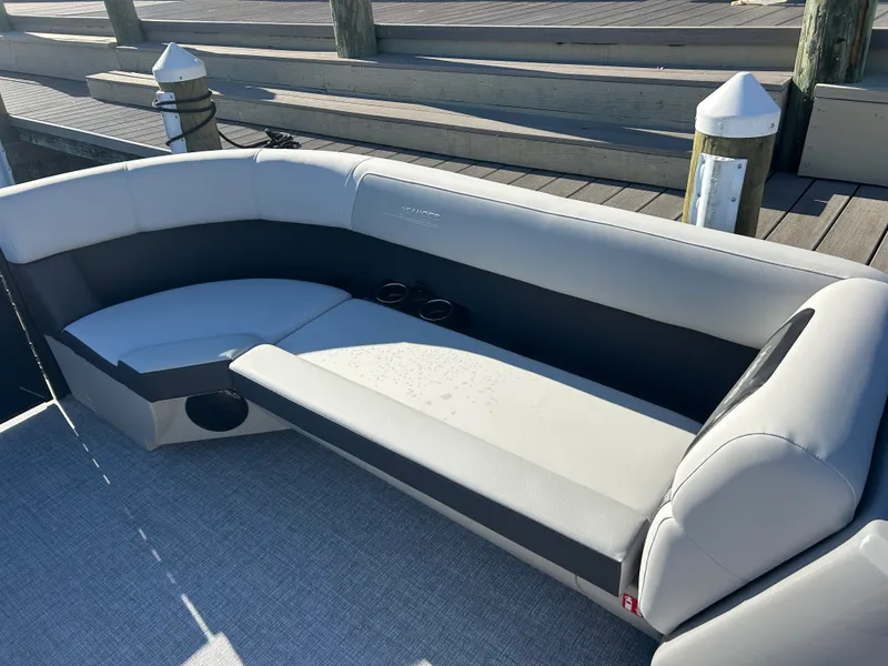 Slide: The Image of Harris Cruiser 230 2026 - 17