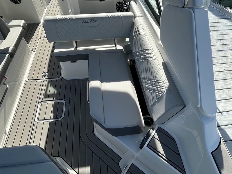 Slide: The Image of Sea Ray SDX 270 Outboard 2026 - 10