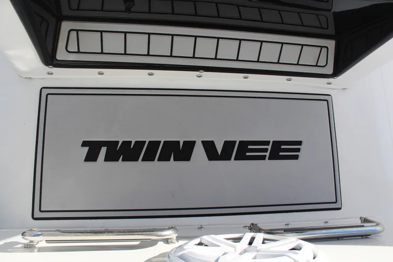 Slide: The Image of Twin Vee 280 GFX 2022 - 29
