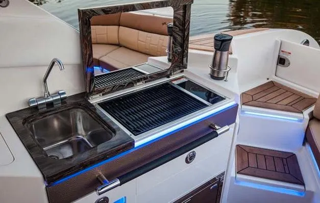 Slide: The Image of Sea Ray SLX 350 2026 - 9