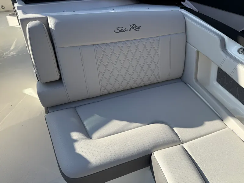 Slide: The Image of Sea Ray SLX 310 2026 - 38