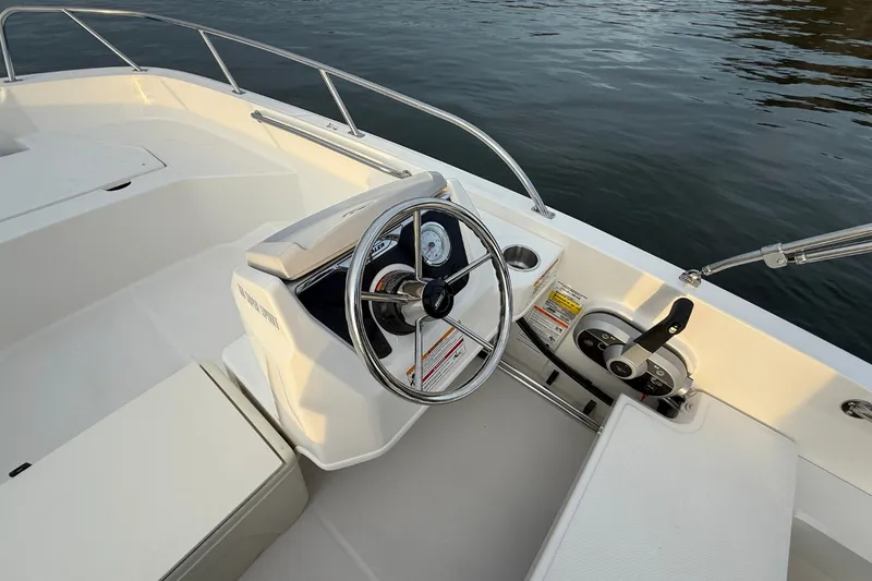 Slide: The Image of Boston Whaler 160 Super Sport 2026 - 14