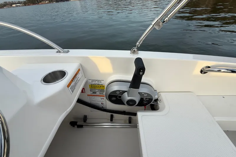 Slide: The Image of Boston Whaler 160 Super Sport 2026 - 16