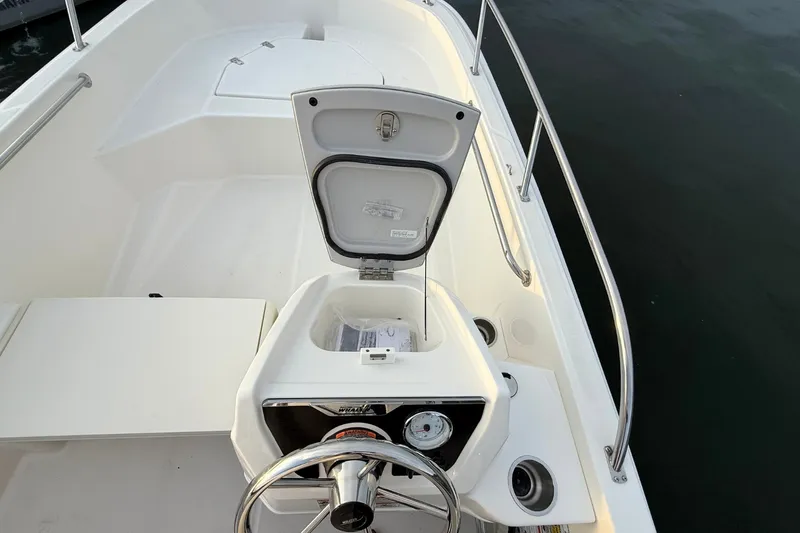 Slide: The Image of Boston Whaler 160 Super Sport 2026 - 17