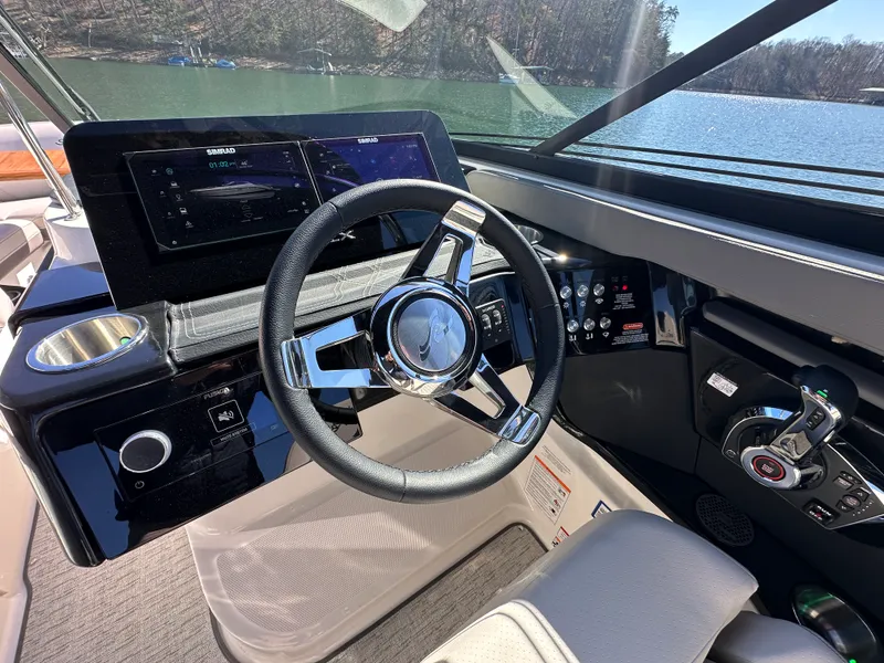 Slide: The Image of Sea Ray SLX 260 2026 - 13