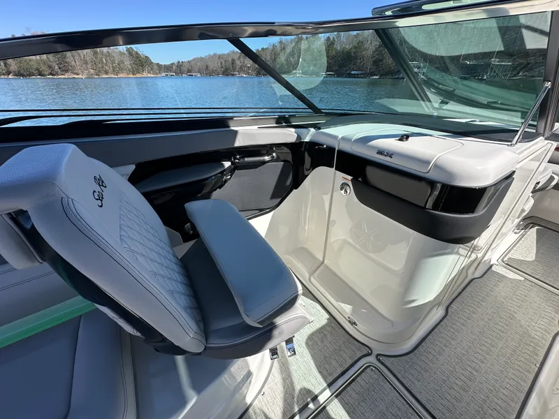 Slide: The Image of Sea Ray SLX 260 2026 - 14