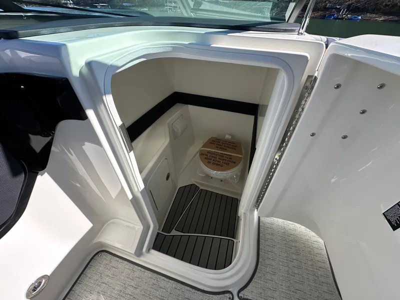 Slide: The Image of Sea Ray SLX 260 2026 - 15