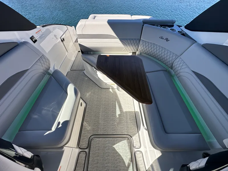 Slide: The Image of Sea Ray SLX 260 2026 - 16