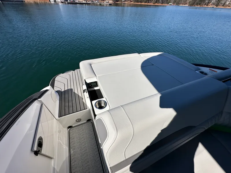 Slide: The Image of Sea Ray SLX 260 2026 - 17