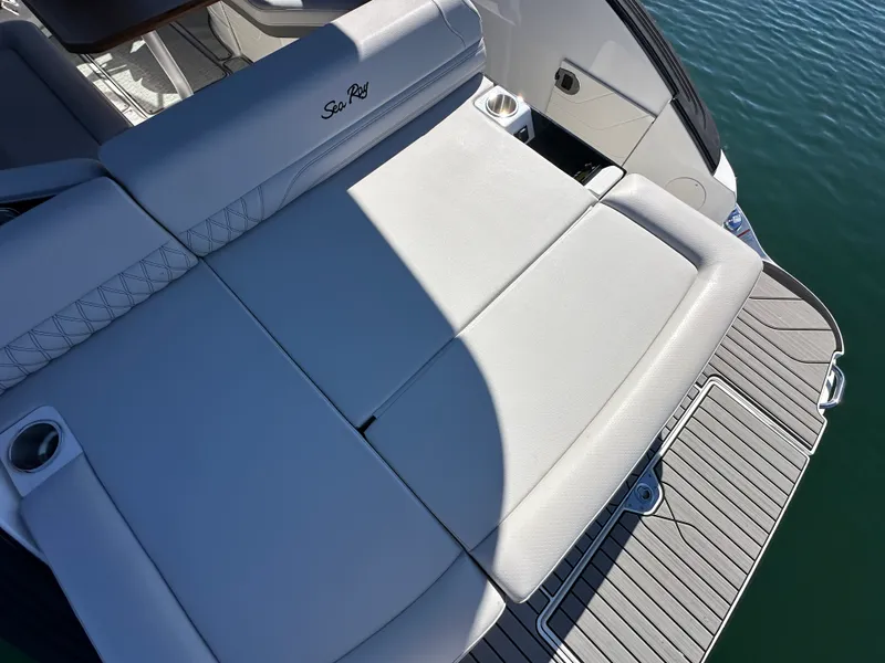 Slide: The Image of Sea Ray SLX 260 2026 - 18