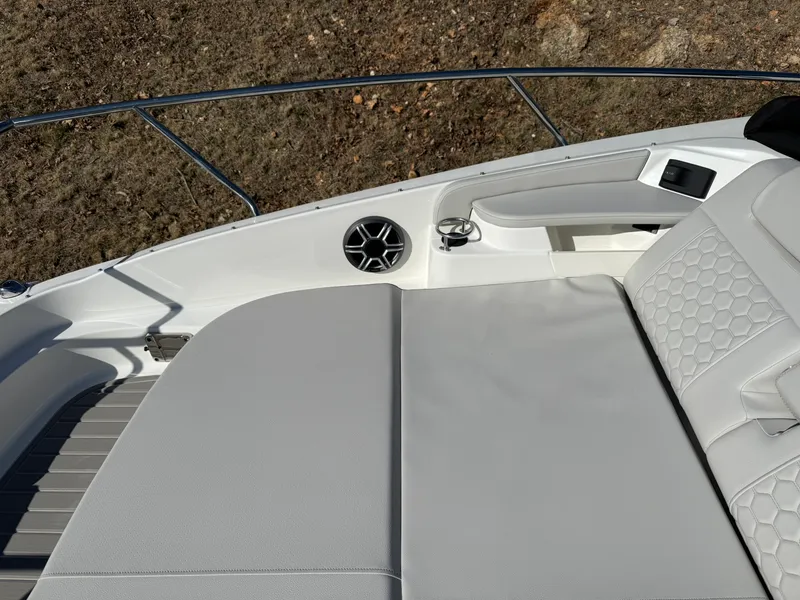 Slide: The Image of Sea Ray Sundancer 320 2026 - 11